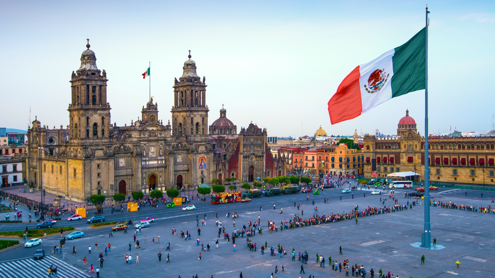 Zócalo de la Ciudad de México con la bandera nacional